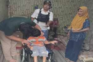 Bantu Kakek Merawat Cucu Cerebral Palsy: Kisah Inspiratif dan Upaya Peduli Kemensos Foto Berita Jatim