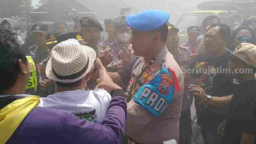 Demo Kasus Dugaan Korupsi Jasmas DPRD di Kantor Kejaksaan Kediri Ricuh Foto Berita Jatim