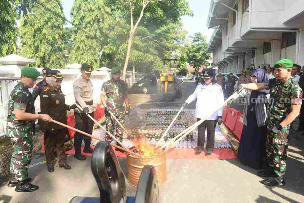 Polres Kediri Kota Musnahkan Botol Miras dan Narkoba Foto Berita Jatim