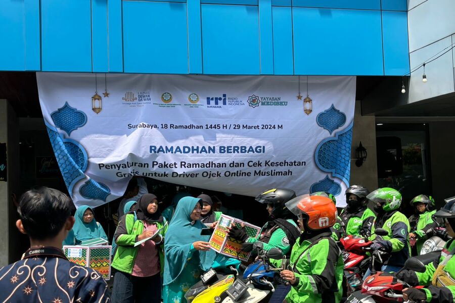 Dewan Dakwah, RRI Surabaya, Medisku, Laznas Dewan Dakwah Jatim Ceriakan Ramadhan 100 Ibu-ibu Ojol Foto Berita Jatim