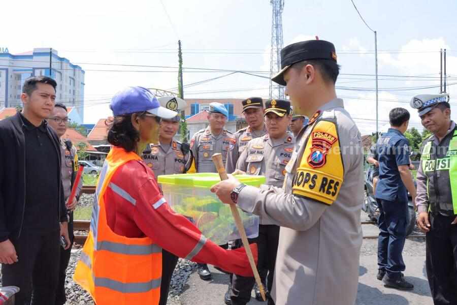 Libur Lebaran, Kapolres Lamongan Patroli di Palang Pintu Rel KA Sebidang Foto Berita Jatim