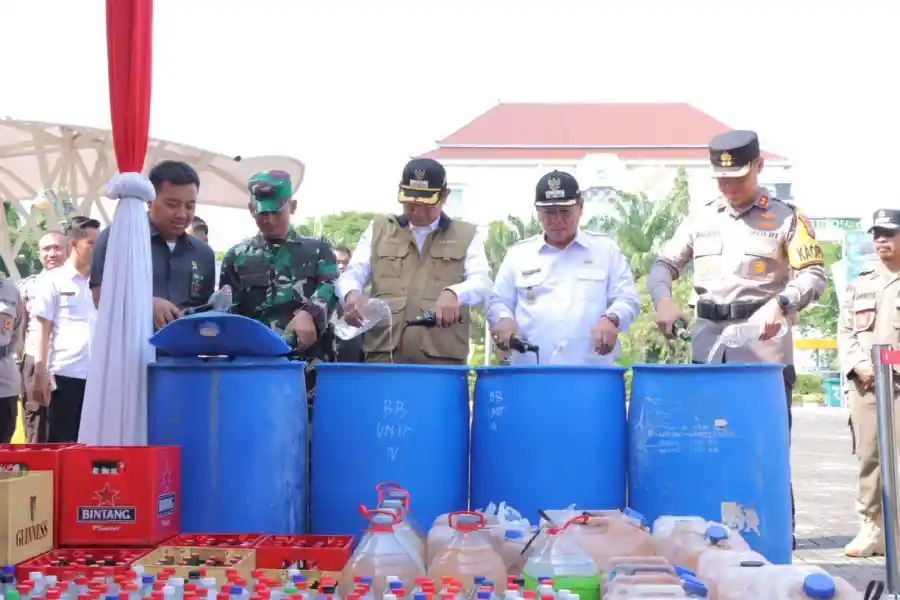 Polres Lamongan Musnahkan Ribuan Liter Miras dan Knalpot Brong Foto Berita Jatim