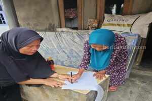 Mbah Karti sang Lansia Sebatang Kara di Indramayu, Terima Bantuan Kemensos Foto Berita Jatim