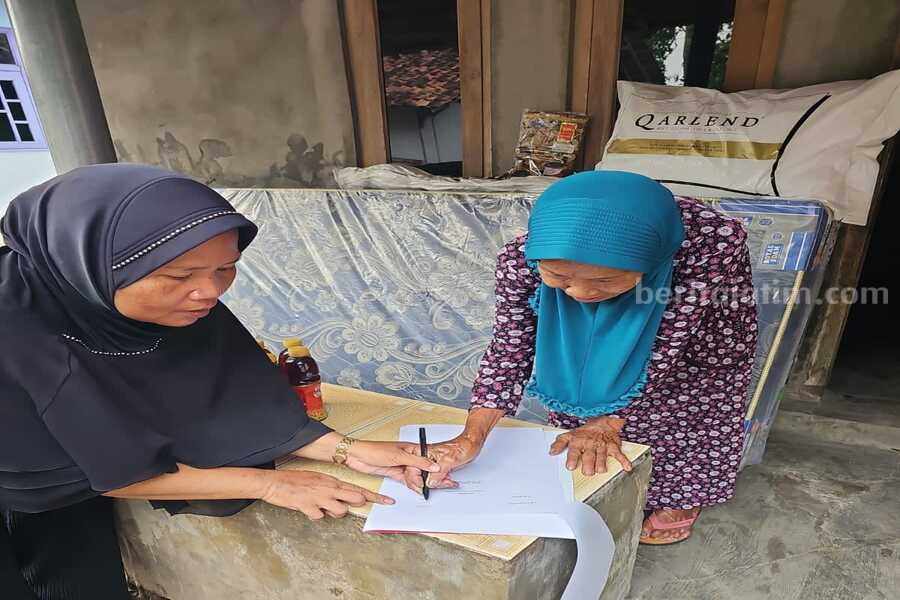 Mbah Karti sang Lansia Sebatang Kara di Indramayu, Terima Bantuan Kemensos Foto Berita Jatim