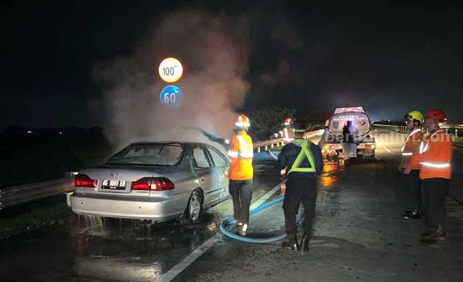 Ditumpangi 6 Orang, Mobil Pemudik Terbakar di Tol Jombang-Mojokerto Foto Berita Jatim
