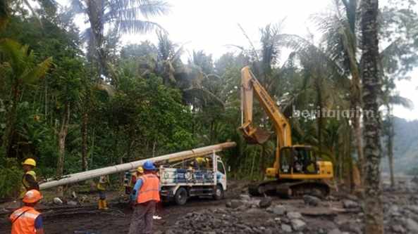 Sejumlah Tiang Listrik di Lumajang Roboh Diterjang Banjir Lahar Semeru Foto Berita Jatim