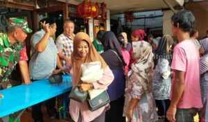 Toleransi di Bulan Ramadhan, Pengusaha Non-muslim di Jombang Bagikan Paket Sembako Foto Berita Jatim