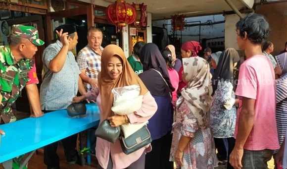 Toleransi di Bulan Ramadhan, Pengusaha Non-muslim di Jombang Bagikan Paket Sembako Foto Berita Jatim