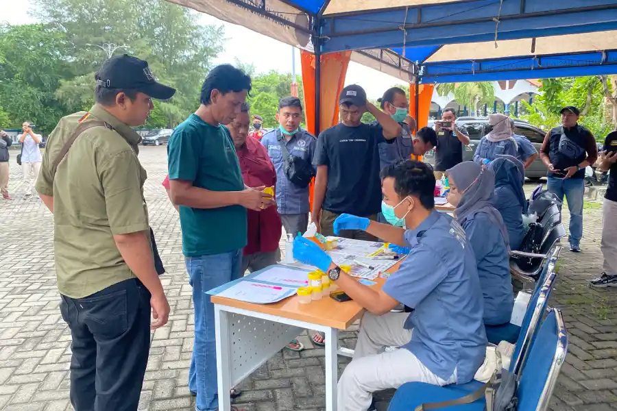 BNNK Tuban Gelar Tes Urine Sopir dan Kondektur Jelang Mudik Foto Berita Jatim