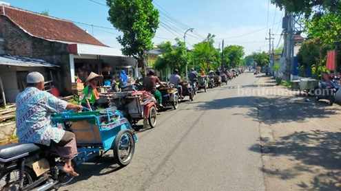 Kades di Jombang Bagikan Zakat dan Sedekah Hingga Rp7,7 Miliar, Antrean Tukang Becak Capai 3 Km Foto Berita Jatim