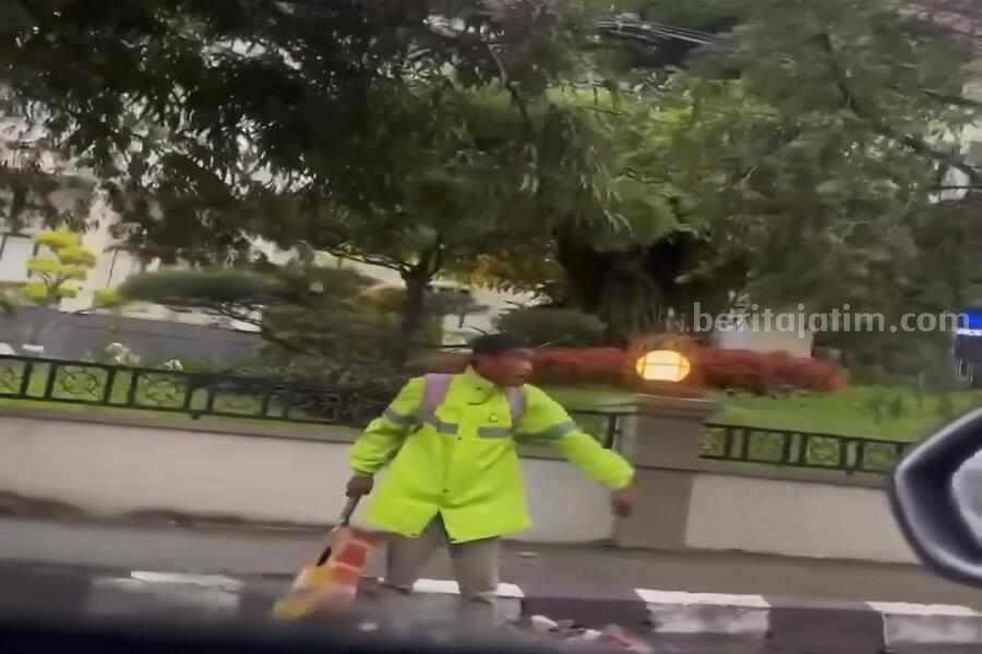 Viral Seorang Pria Pukul Pemotor Pakai Gitar di Malang Foto Berita Jatim