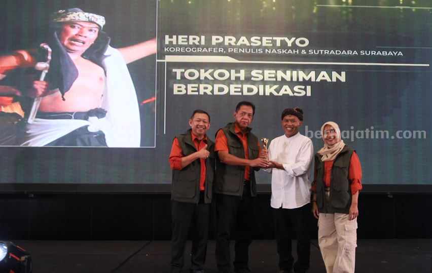 Heri Lentho Raih Beritajatim Award Kategori Seniman Berdedikasi Foto Berita Jatim