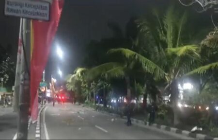 Polisi Dilempari Batu dan Petasan di Jembatan Suramadu Surabaya Foto BeritaJatim