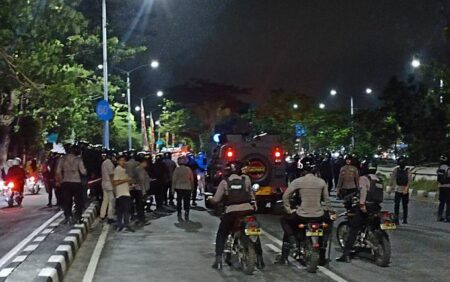 Polisi Pukul Mundur Massa di Jembatan Suramadu Surabaya Foto BeritaJatim