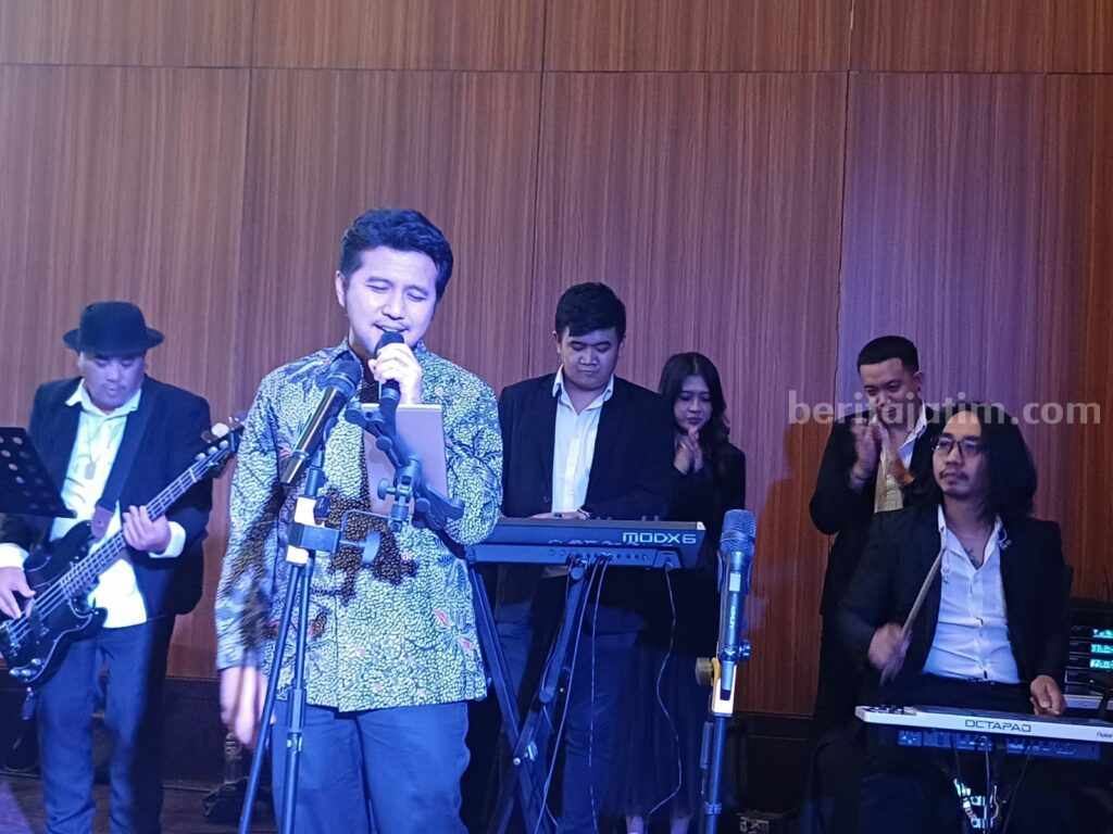 Emil ‘Likumahuwa’ Dardak Memukau Hadirin Resepsi HUT ke-18 Beritajatim.com Foto Berita Jatim