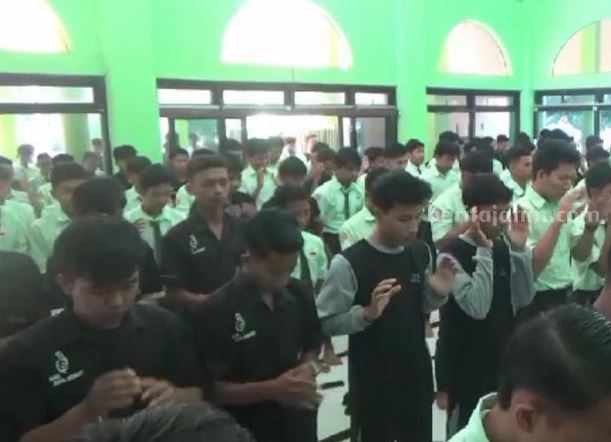 Siswa SMK Bangkalan Salat Gaib, Simpati Tragedi SMK Lingga Kencana Foto Berita Jatim
