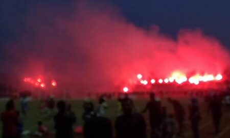 Pesta Flare Warnai Kemenangan Persid Jember atas Arema Indonesia