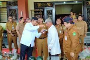 Kejutan, Bupati Sumenep Suapi Abang Becak