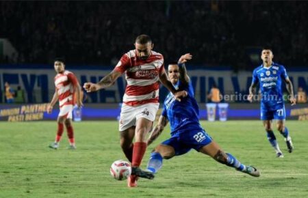 Laga final leg pertama Persib Bandung menjamu Madura United FC, pada ajang Championship Series di Stadion Si Jalak Harupat, Minggu (26/5/2024). [Gambar: Madura United]