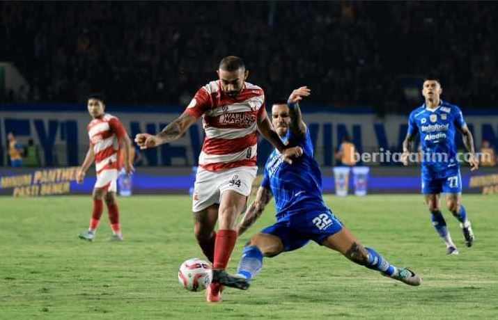 Laga final leg pertama Persib Bandung menjamu Madura United FC, pada ajang Championship Series di Stadion Si Jalak Harupat, Minggu (26/5/2024). [Gambar: Madura United]