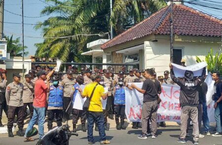Tolak RUU Penyiaran, Puluhan Wartawan di Lamongan Longmarch Mundur