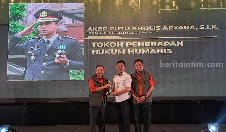 AKBP Putu Kholis Raih Penghargaan Tokoh Penerapan Hukum Humanis Beritajatim Award Foto Berita Jatim