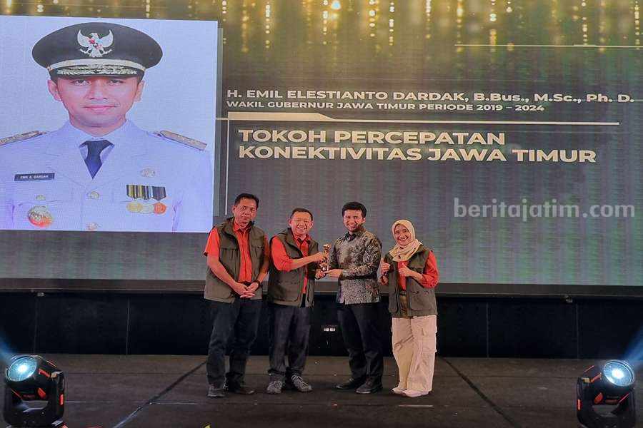 Emil Dardak Terima Beritajatim Award Kategori Tokoh Penghubung Konektivitas Foto Berita Jatim