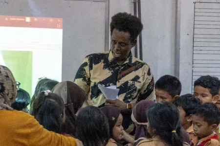 Mahasiswa International Program BIPA Mengajar di Labschool Unesa foto beritajatim
