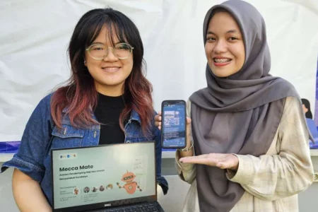 Anggota tim mahasiswa ITS menunjukkan tampilan platform Mecca Mate.