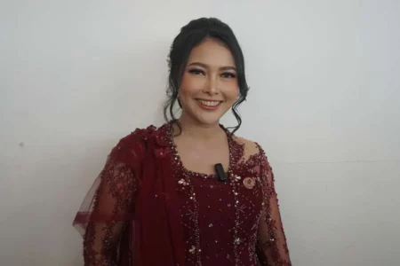 Herna Wijayanti S.Keb, usai mengikuti pelantikan dan pengambilan sumpah pendidikan profesi bidan di Unusa, Selasa (21/5/2024) lalu. (Istimewa)
