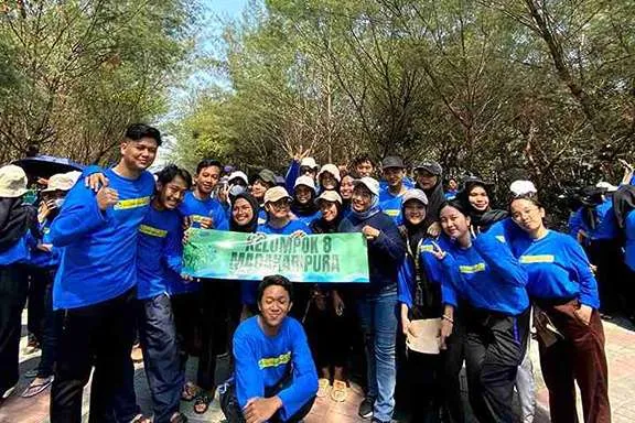 Dok. Pribadi – Dosen Prodi Manajemen UPNVJT bersama Mahasiswa PMM 3 Inbound UPNVJT dalam kegiatan kontribusi sosial penanaman mangroove.