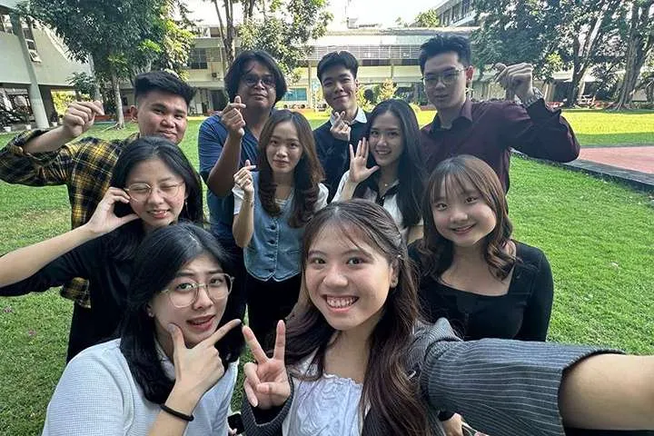 10 mahasiswa UK Petra Surabaya yang lolos program IISMA Co-Funding 2024. (Istimewa)