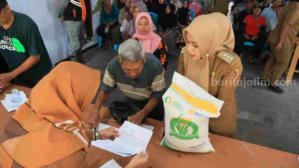 Bupati Mojokerto Ikfina Fahmawati saat penyaluran CBP di Balai Desa Wringinrejo, Kecamatan Sooko, Kabupaten Mojokerto. [Foto : ist]