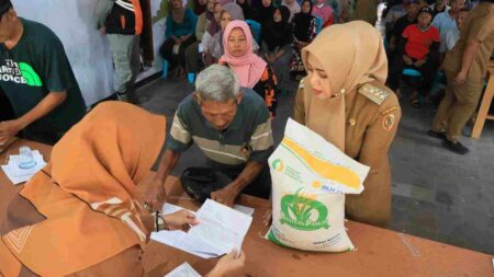 Bupati Mojokerto Ikfina Fahmawati saat penyaluran CBP di Balai Desa Wringinrejo, Kecamatan Sooko, Kabupaten Mojokerto. [Foto : ist]