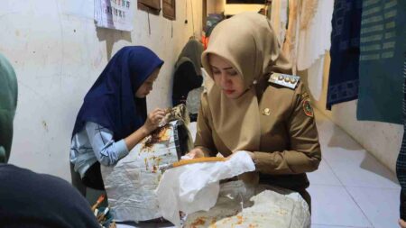 Bupati Mojokerto Ikfina Fahmawati saat mencanting di sehelai kain. [Foto : ist]