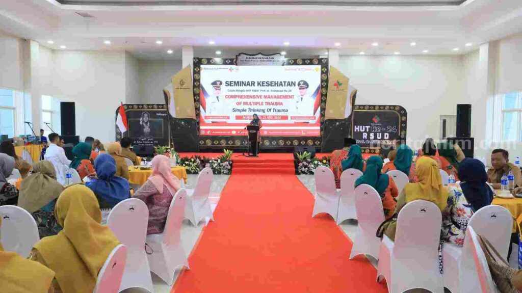 Bupati Mojokerto, Ikfina Fahmawati saat menghadiri seminar yang digelar RSUD Prof dr Soekandar di Balai Ruang Singosari Poliklinik Terpadu Lt 4. [Foto : ist]