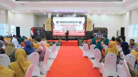 Bupati Mojokerto, Ikfina Fahmawati saat menghadiri seminar yang digelar RSUD Prof dr Soekandar di Balai Ruang Singosari Poliklinik Terpadu Lt 4. [Foto : ist]