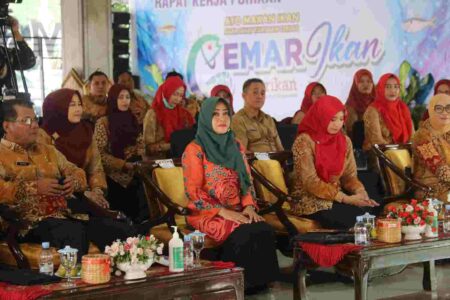 Bupati Mojokerto Ikfina Fahmawati saat menghadiri Raker Forikan Tahun 2024 di Pendopo GMT, Pemkab Mojokerto. [Foto : ist]