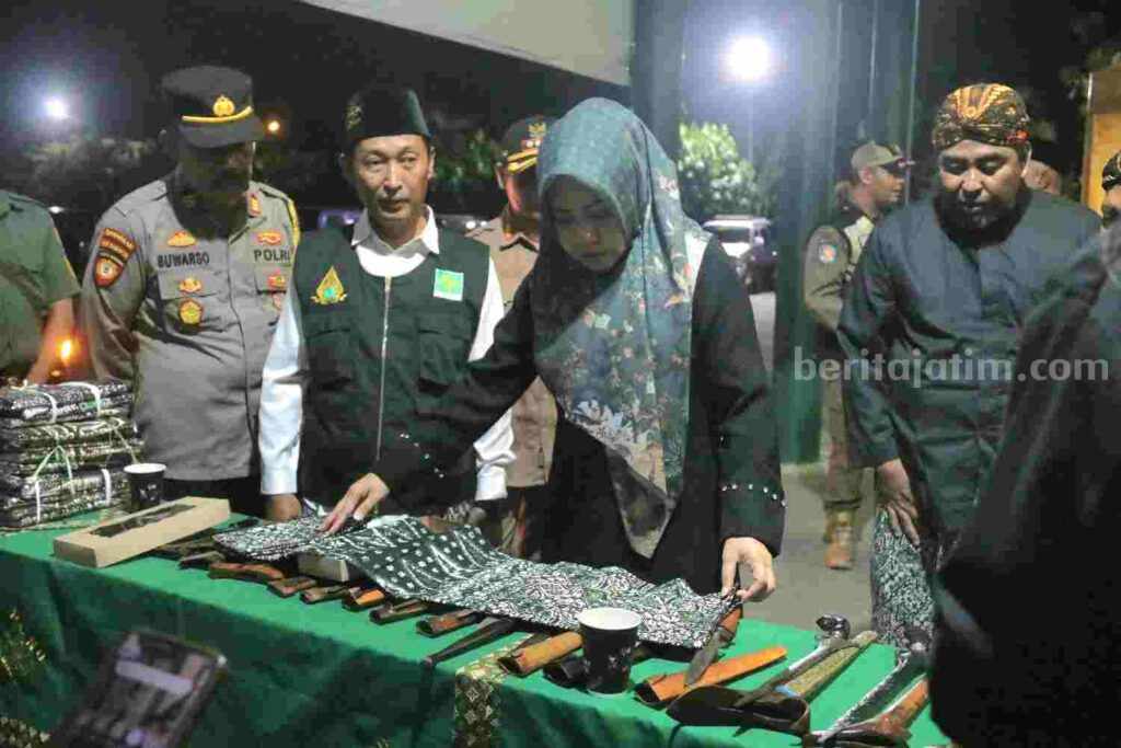Bupati Mojokerto, Ikfina Fahmawati saat menghadiri Harlah Lesbumi ke 64 di Kantor PCNU Kabupaten Mojokerto di Jalan RA Basuni Desa Japan, Kecamatan Sooko, Kabupaten Mojokerto, Kamis (31/5/2024) malam. [Foto : ist]