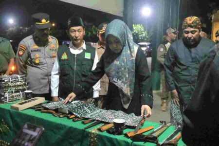 Bupati Mojokerto, Ikfina Fahmawati saat menghadiri Harlah Lesbumi ke 64 di Kantor PCNU Kabupaten Mojokerto di Jalan RA Basuni Desa Japan, Kecamatan Sooko, Kabupaten Mojokerto, Kamis (31/5/2024) malam. [Foto : ist]
