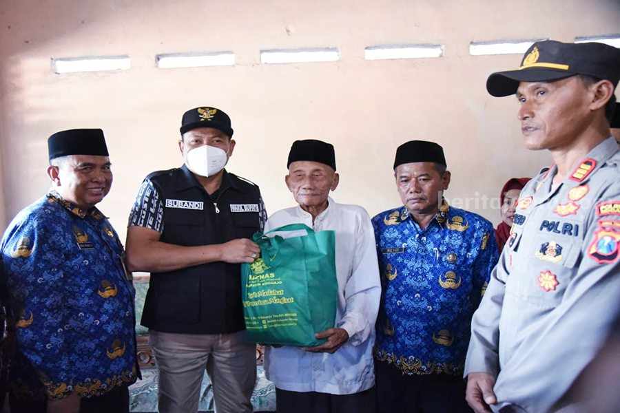 Pemkab Sidoarjo Cover Kebutuhan Pokok dan Kesehatan Mbah Duladi serta Anak Foto Berita Jatim