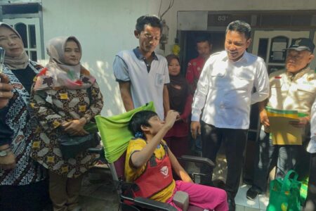 Plt Bupati Sidoarjo H Subandi Terus Penuhi Hak Warga Plt. Bupati Sidoarjo H. Subandi berkunjung ke rumah Ade Vina yang menderita sakit cerebral palsy.