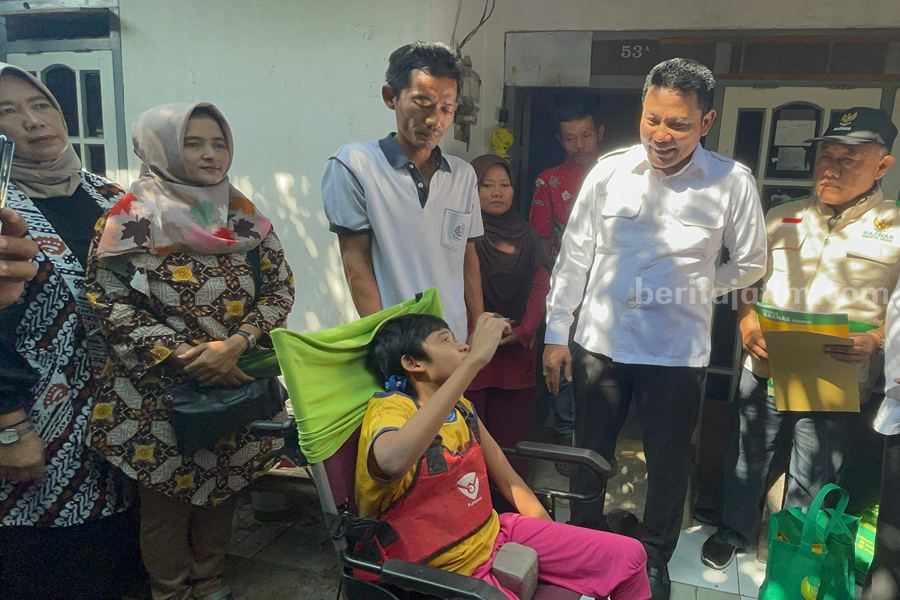 Plt. Bupati Sidoarjo H. Subandi berkunjung ke rumah  Ade Vina yang menderita sakit cerebral palsy.