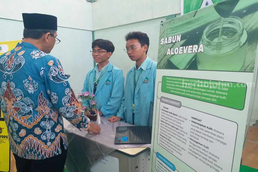 Tim juri mengunjungi karya kreatif siswa SMASIF di arena pameran.