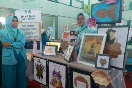 Bahan sampah. Hasil kreatifitas siswa dari barang bekas