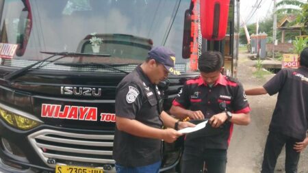 Petugas Gabungan Razia Bus Pariwisata di Tulungagung, Ini Hasilnya