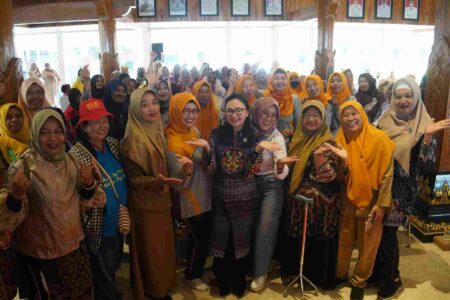 Festival Lansia 2024 Kediri, Mbak Cicha: Komitmen Tingkatkan Usia Harapan Hidup Festival Lansia 2024 Kediri, Mbak Cicha : Komitmen Tingkatkan Usia Harapan Hidup bagi Lansia