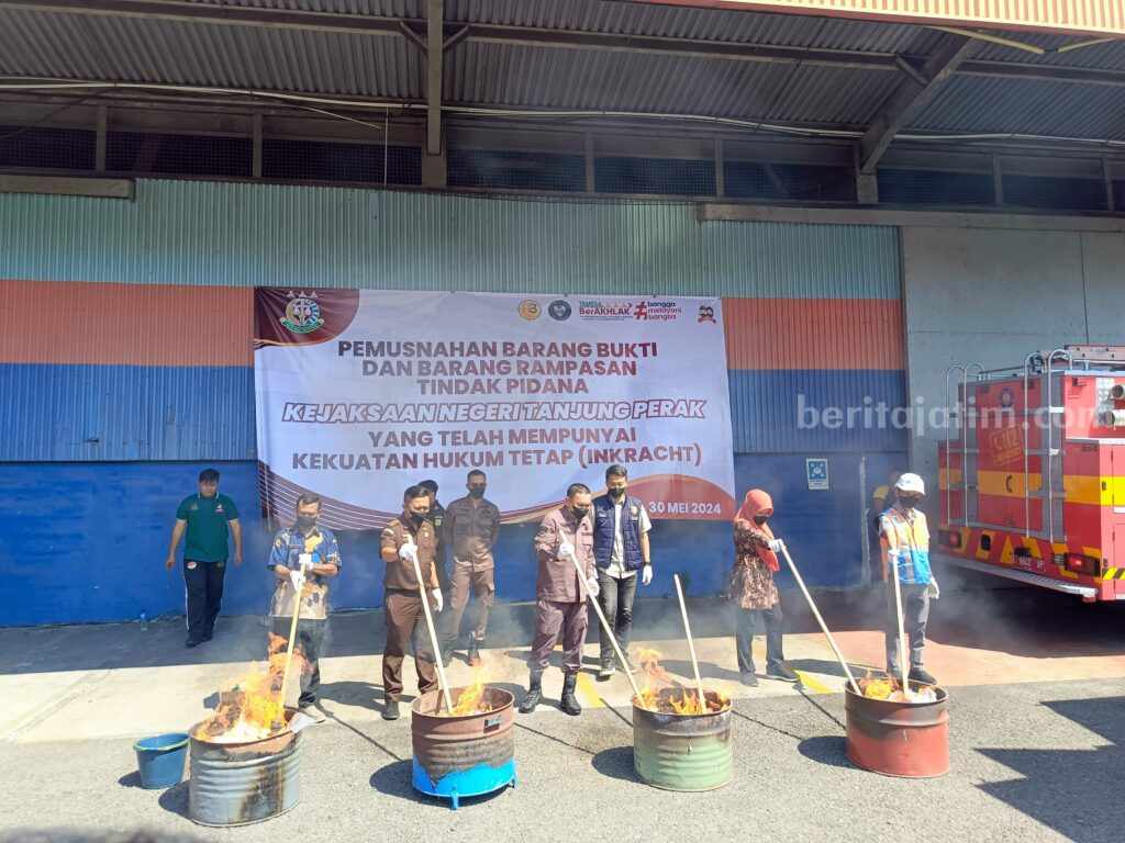 Pemusnahan barang bukti narkoba dan kejahatan lainnya oleh Kejari Tanjung Perak Surabaya