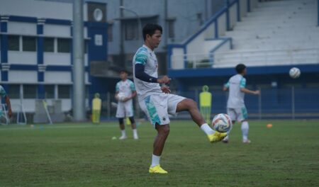 Achmad Jufriyanto dalam sesi latihan bersama Persib Bandung. Foto: Persib