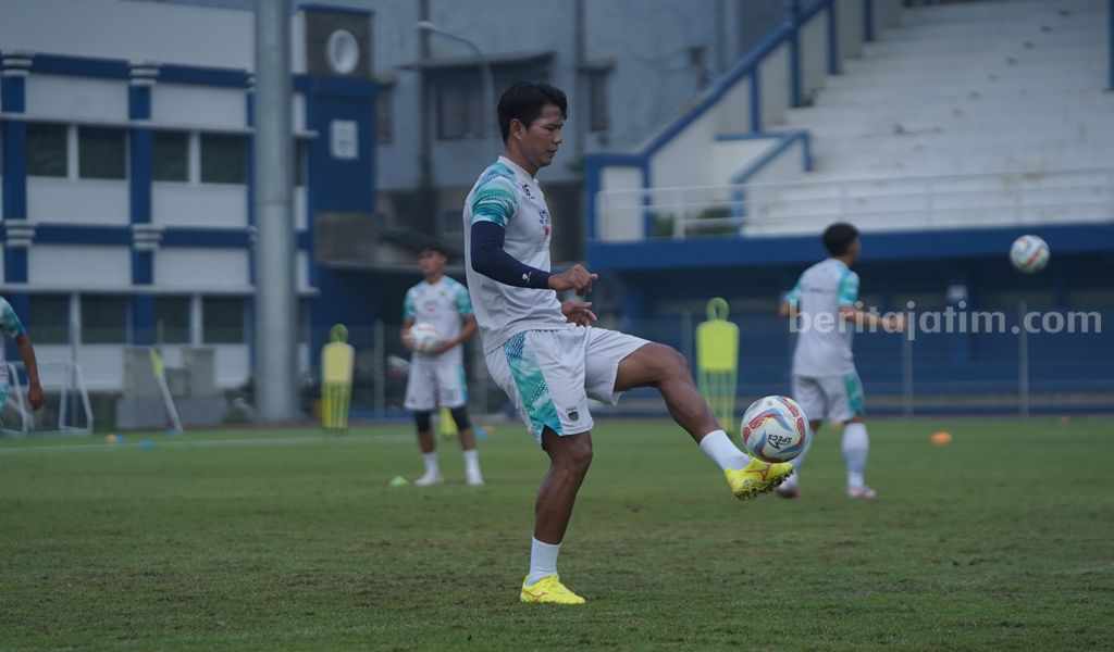 Achmad Jufriyanto dalam sesi latihan bersama Persib Bandung. Foto: Persib